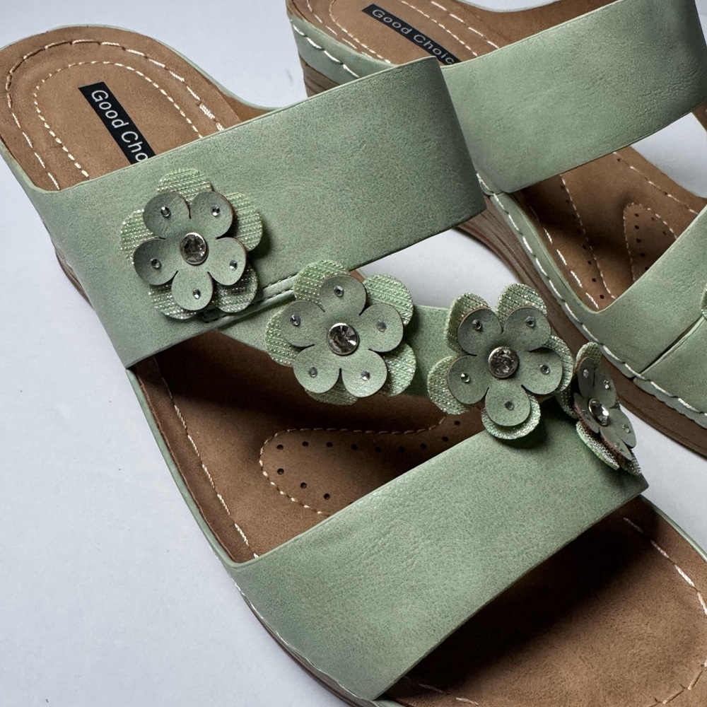 Good Choice Women's Mint Floral Wedge. Size 8.5